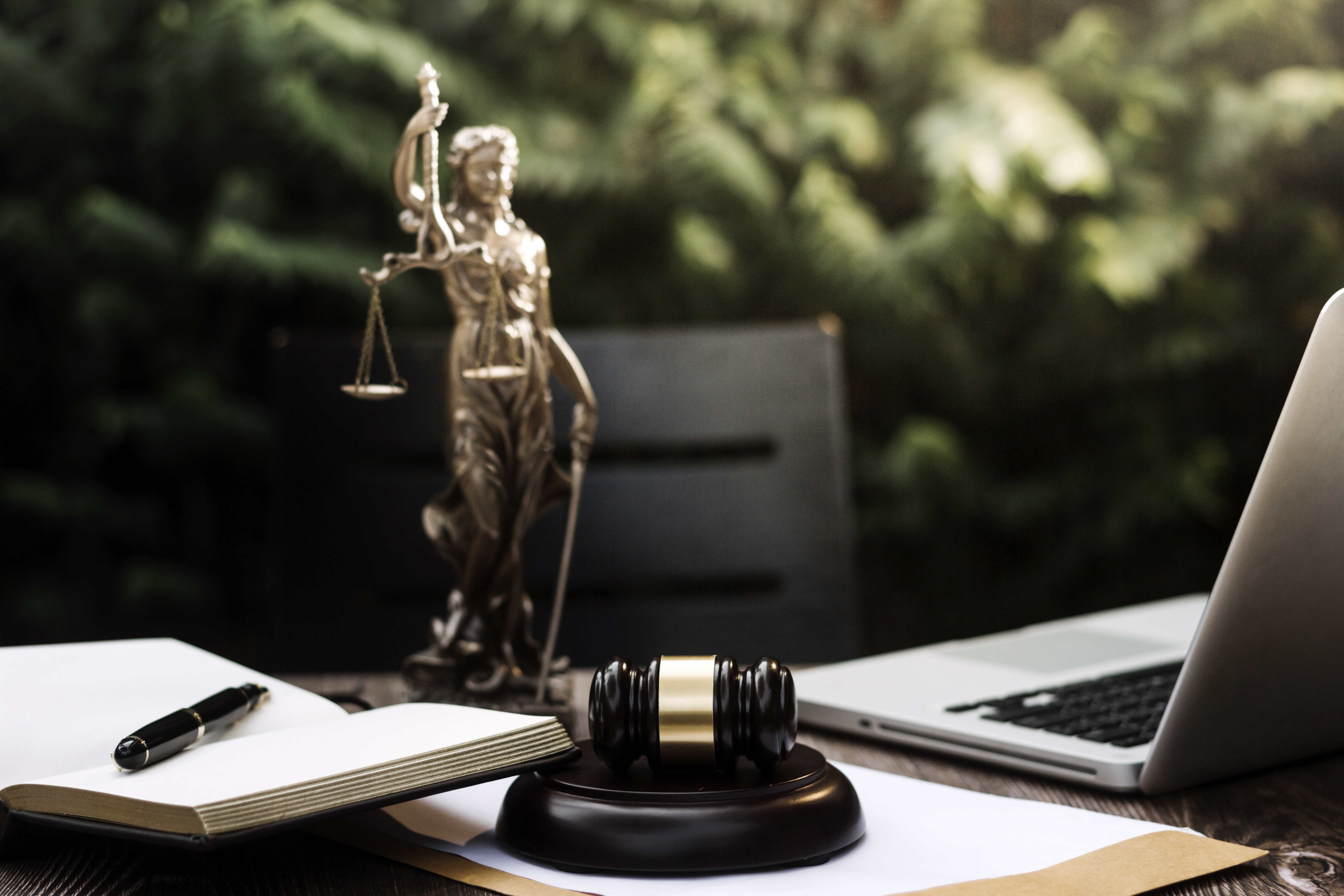 Huissiers, avocats et experts